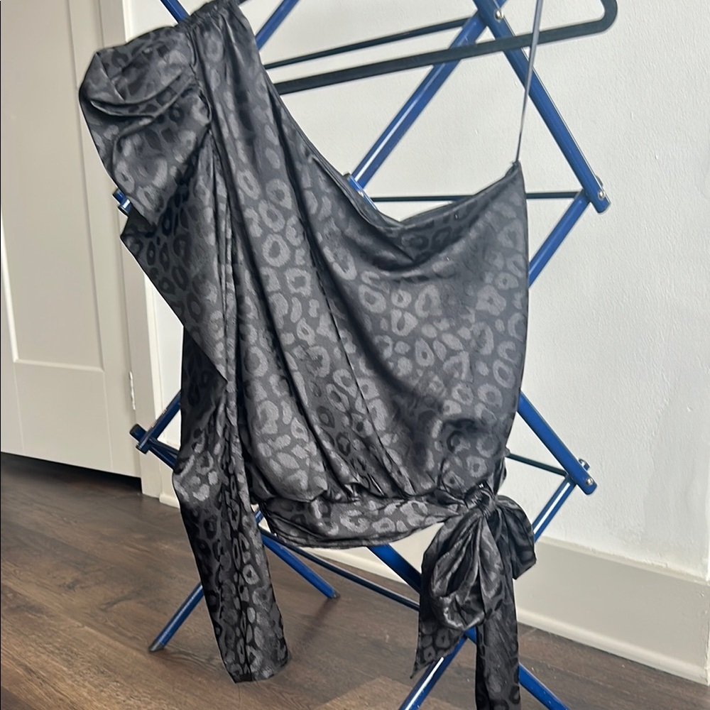 DO+BE Black Leopard Print One-Shoulder Top